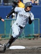 ３回表阪神１死、左翼線二塁打を放ち一塁を回る鳥谷（撮影・宮崎幸一）