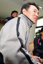 練習休日に穏やかな表情で報道陣に対応する和田監督(撮影・清水貴仁)