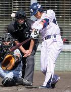 3回裏ヤクルト無死、大引は左越え本塁打を放つ(撮影・宮崎幸一)