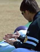 テーピングを施した右手薬指のマメを見つめるソフトバンク松坂（撮影・今浪浩三）