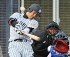 ９回表阪神１死二塁、代打で右越え２点本塁打を放つ伊藤隼（撮影・宮崎幸一）