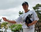 サイドスローのポーズを決めるロッテ黒沢（撮影・古川真弥）