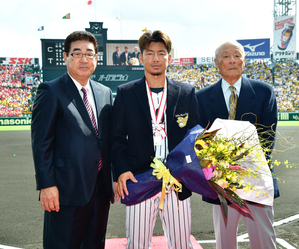 阪神鳥谷2000安打表彰、名球会ブレザーに袖通す - 野球 : 日刊スポーツ
