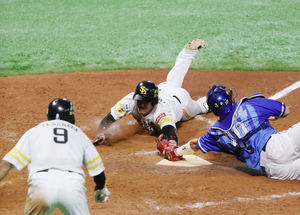 8分間リプレー検証、橘高塁審「走者の指入ってた」 - プロ野球 : 日刊