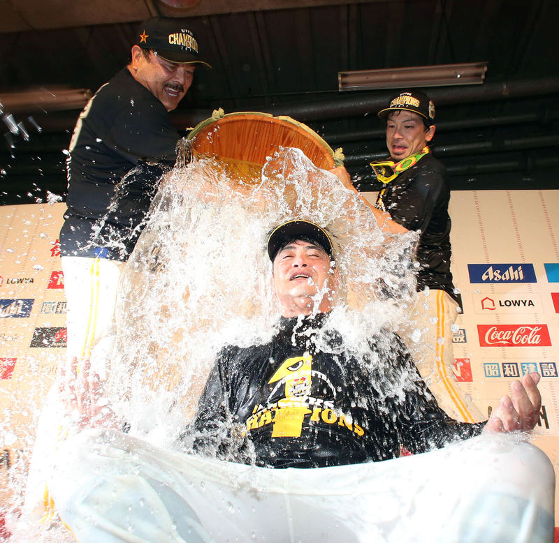 工藤監督「明日からオフだ～」歓喜ビールかけ - プロ野球 : 日刊スポーツ