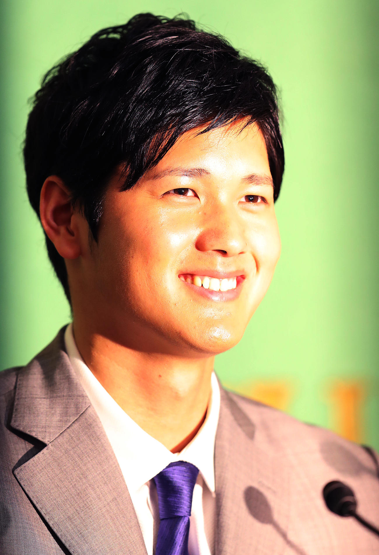 日本記者クラブでメジャーリーグ挑戦を表明し笑顔を見せる大谷（撮影・野上伸悟）