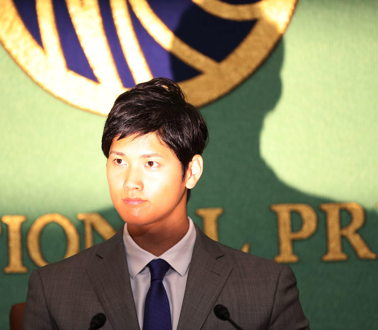 日本記者クラブで会見し、メジャーリーグ挑戦を表明する大谷（撮影・野上伸悟）