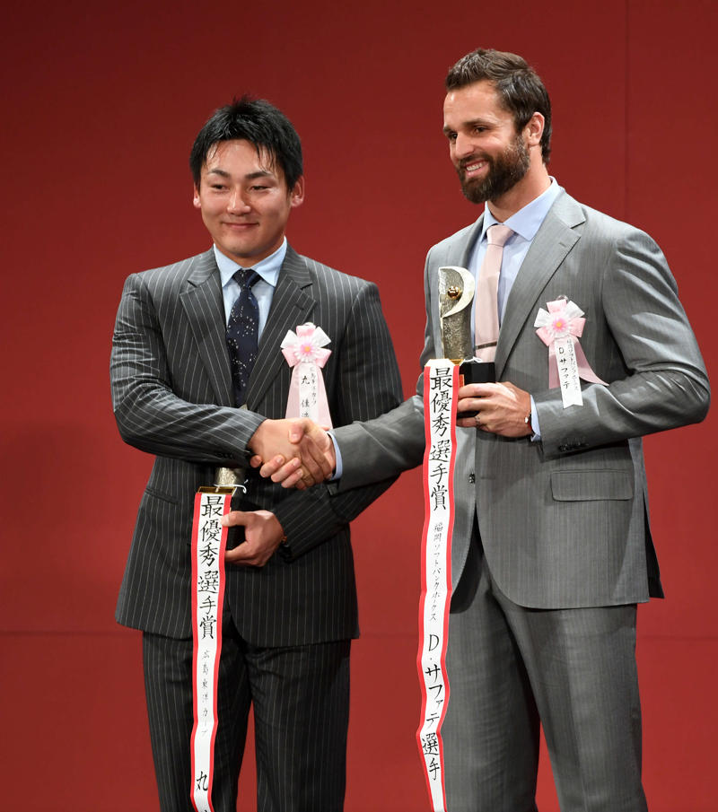 【美品】2016年パリーグ最優秀選手賞 サファテがパ・リーグMVP 外国人史上初3冠快挙 - プロ野球 : 日刊