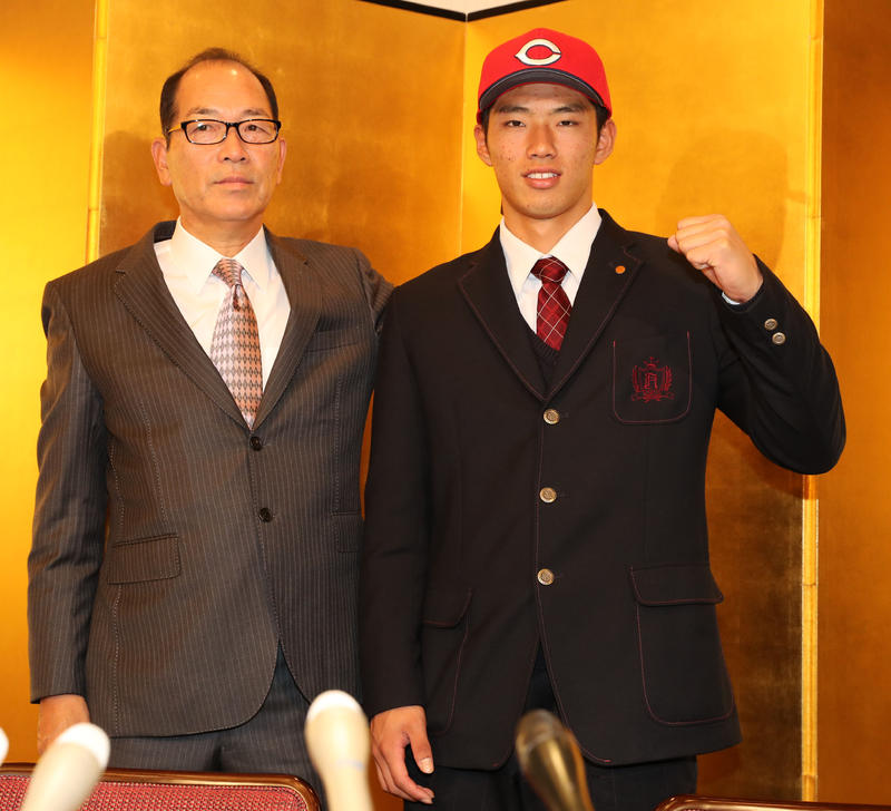 広島1位中村奨成が仮契約「ありがたい」背番号22 - プロ野球 : 日刊