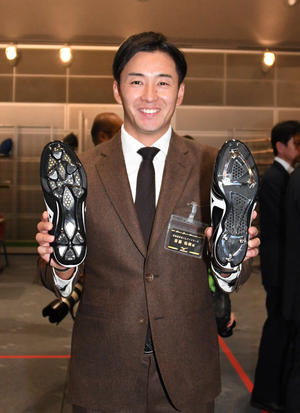 日本ハム 斎藤佑樹選手 スパイク 実使用 支給品 日本ハム斎藤復活へ早実スパイク 足元から原点回帰 - プロ野球 : 日刊