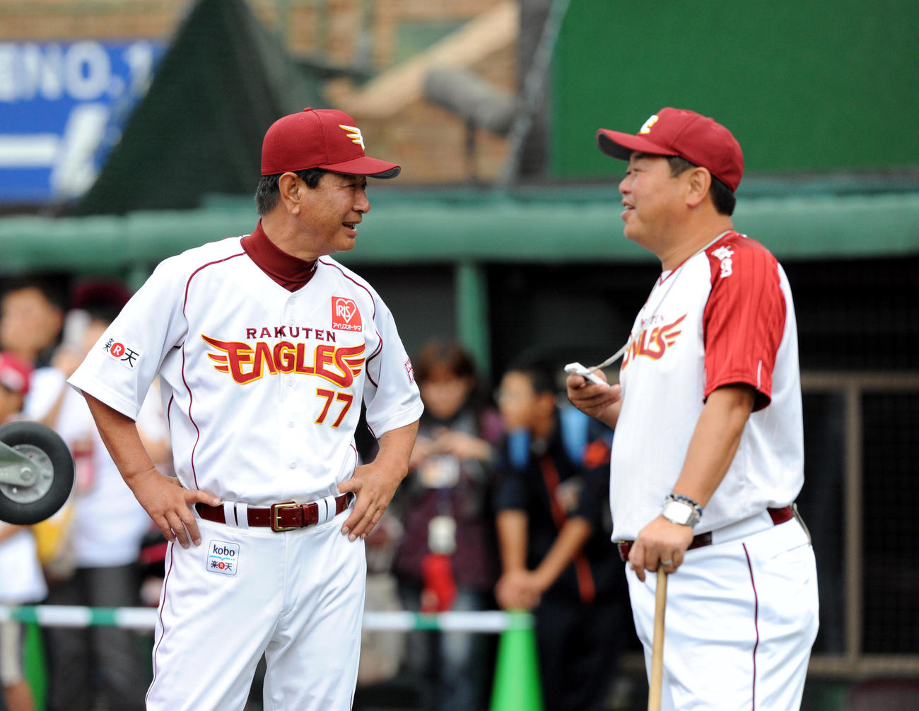 １２年９月、大久保打撃コーチ（右）と話す星野氏