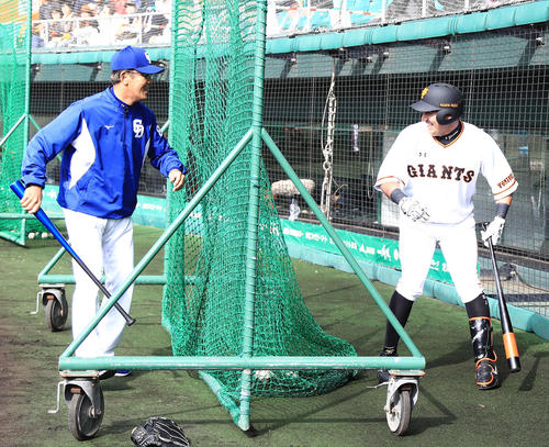 試合前、ノックバットを持った中日森監督(左)に追われた巨人ゲレーロは笑顔で逃げる(撮影・江口和貴)