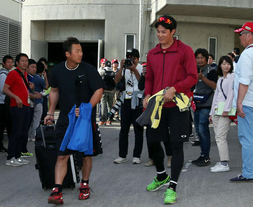 阪神との練習試合を終え、藤浪晋太郎(右)と談笑する中田翔(撮影・狩俣裕三)