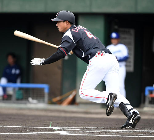 中日対ロッテ　１回表ロッテ無死、藤岡裕は中前打を放つ（撮影・前岡正明）