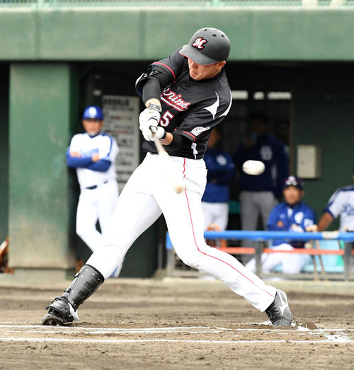 中日対ロッテ　６回表ロッテ１死、安田は空振りの三振に倒れる（撮影・前岡正明）