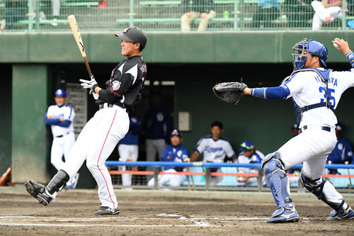 ６回表ロッテ１死、安田は空振りの三振に倒れる。捕手木下拓（撮影・前岡正明）