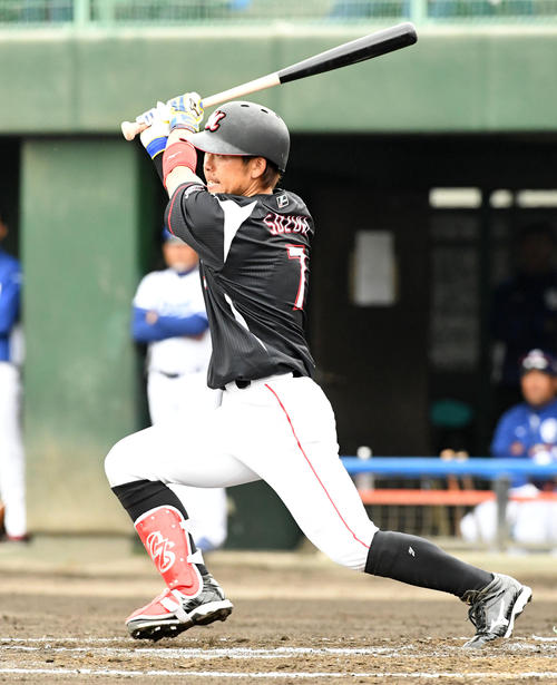 中日対ロッテ　１回表ロッテ１死三塁、鈴木は中前適時打を放つ（撮影・前岡正明）