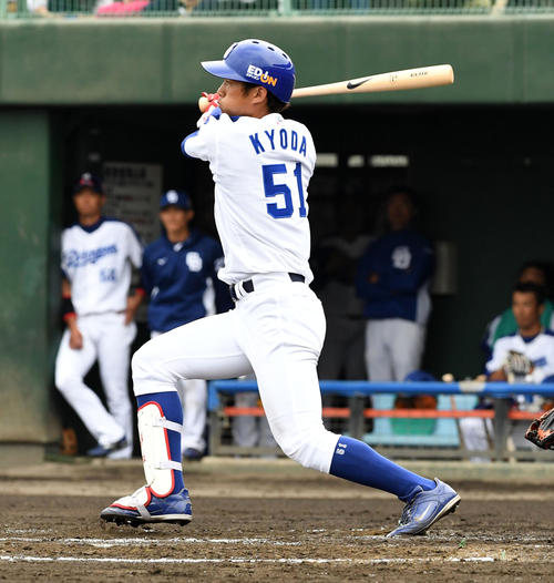 中日対ロッテ　１回裏中日無死、京田は右越え二塁打を放つ（撮影・前岡正明）