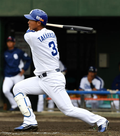 中日対ロッテ　２回裏中日無死、高橋は右中間に本塁打を放つ（撮影・前岡正明）