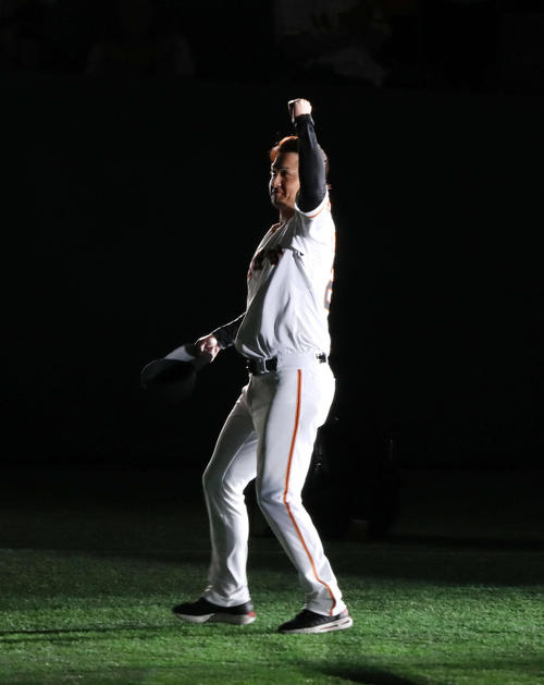 巨人高橋監督はオープニングセレモニーで右翼席の巨人ファンに力強くガッツポーズ（撮影・松本俊）
