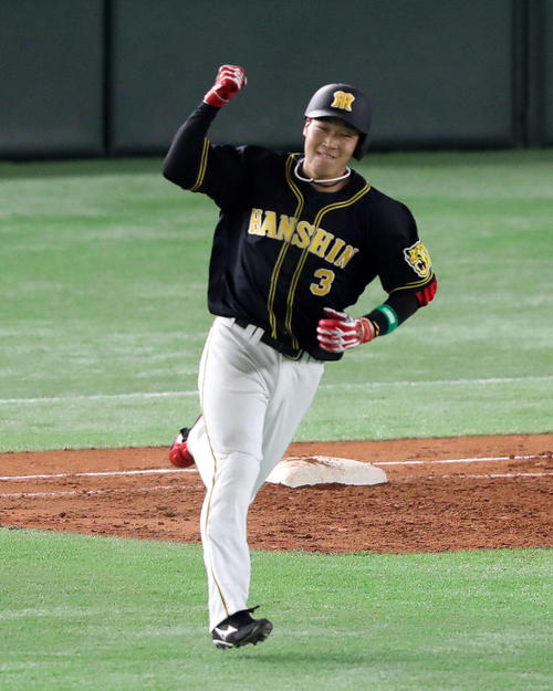 巨人対阪神　３回表阪神２死一塁、大山は右越え２点本塁打を放ちガッツポーズ（撮影・松本俊）