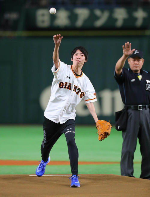 巨人対阪神　始球式を務めたマラソンの設楽悠太（撮影・宮崎幸一）