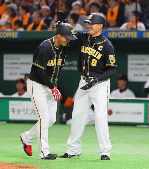巨人対阪神　３回表阪神２死一塁、大山悠輔は右越え２点本塁打を放ち、一塁走者の福留孝介（右）に頭をたたかれる（撮影・宮崎幸一）