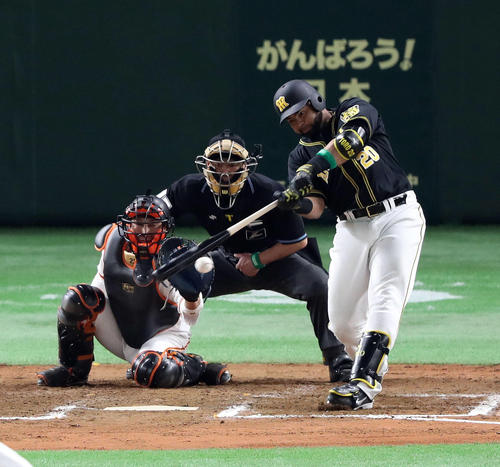 巨人対阪神　７回表阪神１死一、三塁、ロサリオは初安打となる左前適時打を放つ（撮影・松本俊）