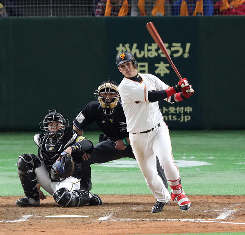 巨人対阪神　７回裏巨人２死一、二塁、陽岱鋼は中前適時打を放つ（撮影・松本俊）
