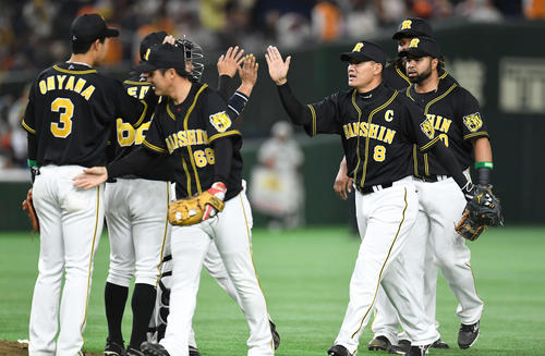 巨人対阪神　巨人に勝利し、笑顔でナインとハイタッチする福留（中央右）ら阪神ナイン（撮影・鈴木みどり）
