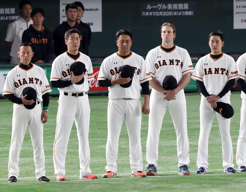 巨人対阪神　上原（左から２人目）は真剣な表情で君が代斉唱を行う（撮影・松本俊）