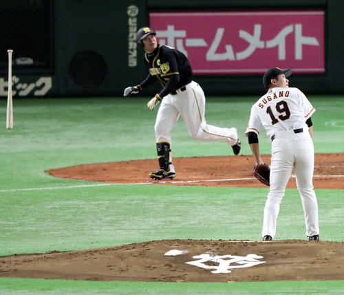 巨人対阪神　２回表阪神１死、菅野（右）は福留に先制左越えソロ本塁打を浴びる（撮影・松本俊）
