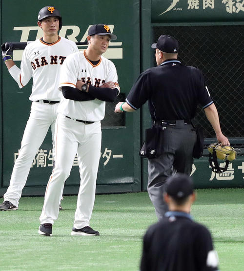 巨人対阪神　２回裏巨人１死、高橋監督（中央）は長野の左翼ポール際の打球で木内球審へリクエストを要求する（撮影・松本俊）