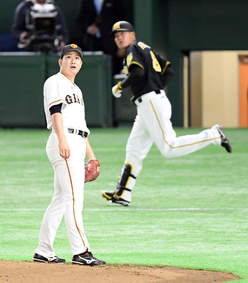 巨人対阪神　２回表阪神１死、福留に先制の１号ソロ本塁打を浴びる菅野（撮影・ たえ 見朱実）