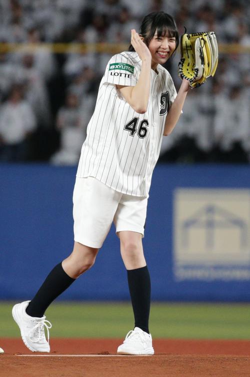 ロッテ対楽天 始球式を行う小林由依(撮影・中島郁夫)