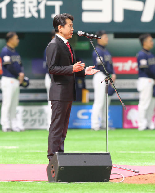 ソフトバンク対オリックス 国歌斉唱する藤井フミヤ(撮影・梅根麻紀)