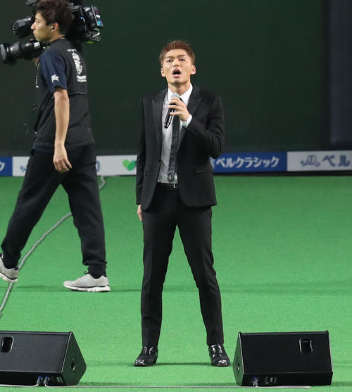 オープニングセレモニーで君が代を斉唱するEXILEのSHOKICHIさん(撮影・佐藤翔太)