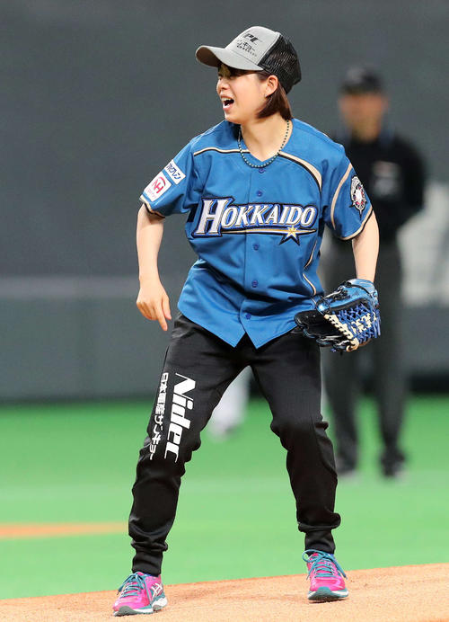 日本ハム-西武戦で始球式を行った高木菜那(撮影・鈴木正人)