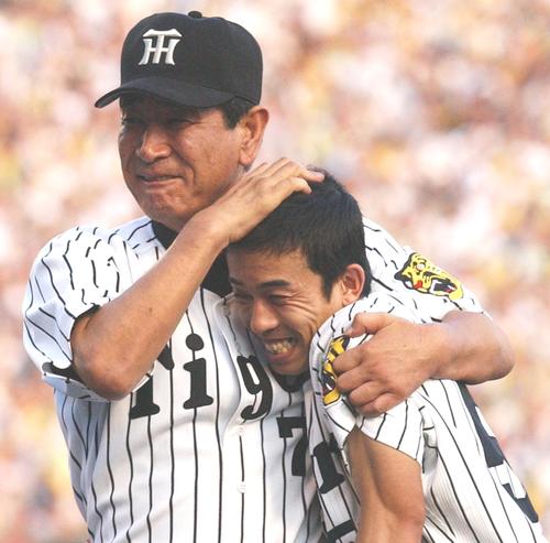 阪神赤星憲広(右)を抱きかかえる星野仙一監督(2003年9月15日撮影)