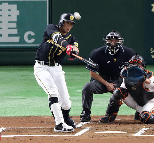 巨人対阪神　１回表阪神２死、糸井は先制右越えソロ本塁打を放つ（撮影・松本俊）