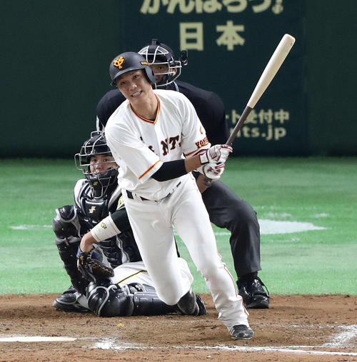 巨人対阪神　６回裏巨人２死満塁、坂本勇は中前適時打を放つ（撮影・松本俊）