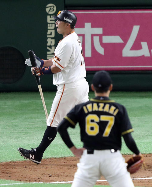 巨人対阪神　６回裏巨人無死満塁、代打阿部は押し出し四球で手をたたいて喜ぶ（撮影・松本俊）