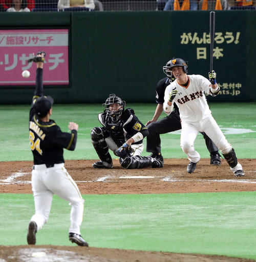 巨人対阪神　７回裏巨人１死一、二塁、小林は中前適時打を放つ（撮影・松本俊）