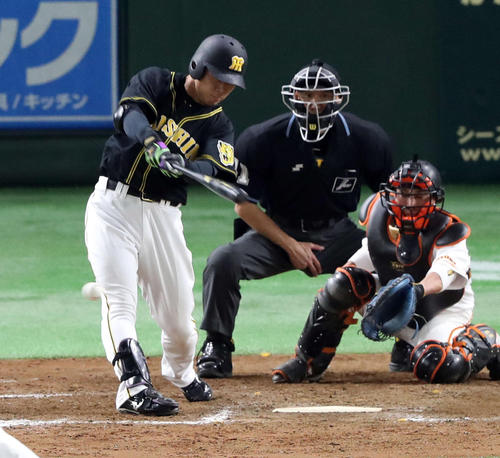 巨人対阪神　８回表阪神２死、代打高山は二ゴロに倒れる（撮影・松本俊）