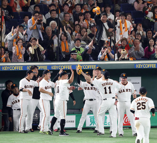 巨人対阪神　８回表を打者３人で仕留めた上原は笑顔で迎えるナインと力強くハイタッチ（撮影・松本俊）