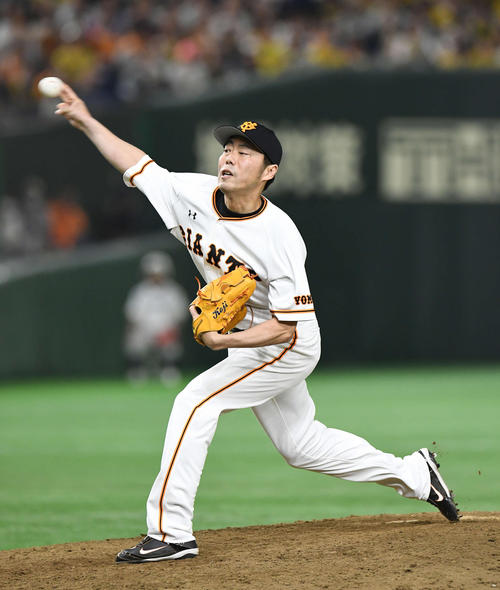 巨人対阪神　８回から４番手で登板した巨人上原（撮影・鈴木みどり）