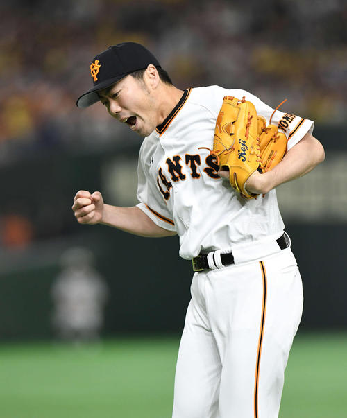 巨人対阪神　８回表を三者凡退に抑えガッツポーズする巨人上原（撮影・鈴木みどり）