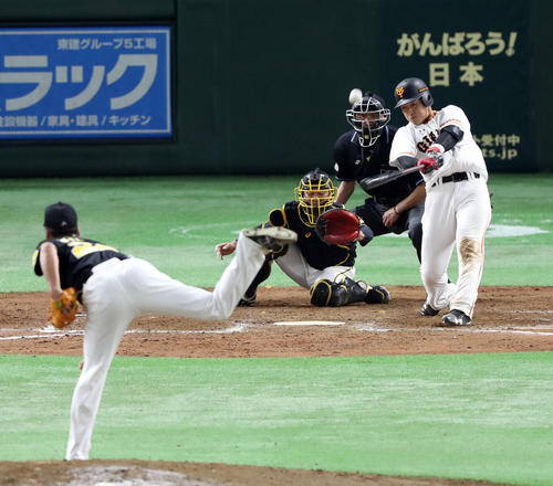 巨人対阪神　８回裏巨人２死一、二塁、岡本は３点本塁打を放つ（撮影・松本俊）
