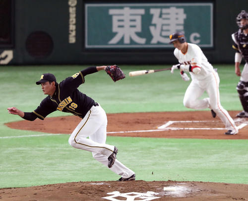 巨人対阪神　１回裏巨人１死二塁、藤浪（左）は坂本勇の一ゴロでベースカバーに走る（撮影・松本俊）