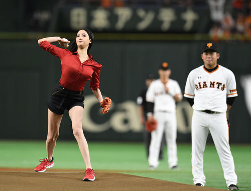 巨人対阪神　始球式で投球する菜々緒（左）。右は巨人先発の田口（撮影・鈴木みどり）